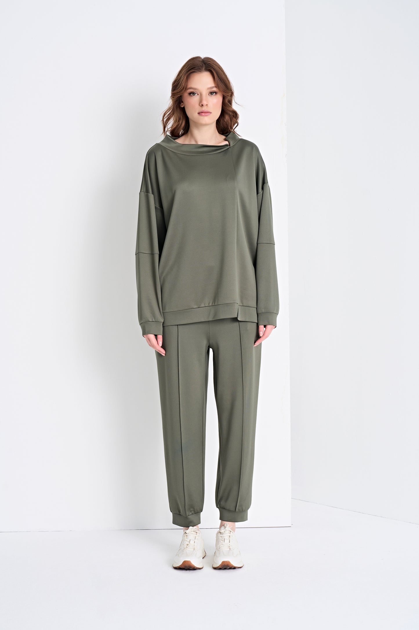 Relaxed Fit Sweatshirt and Joggers Set (Top)