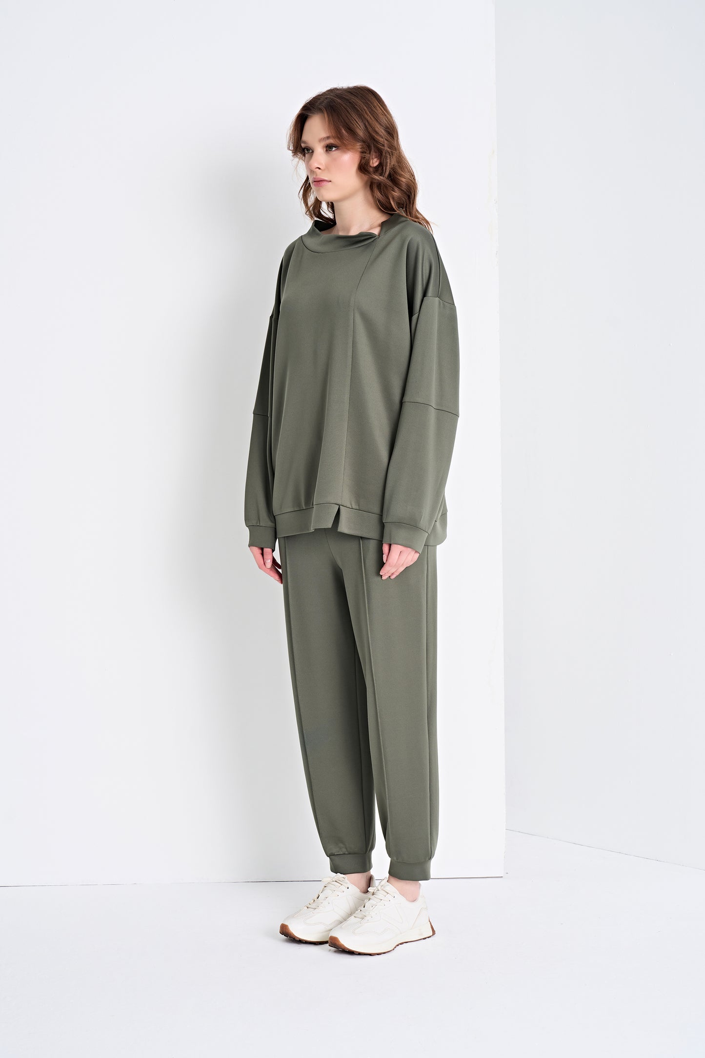 Relaxed Fit Sweatshirt and Joggers Set (Top)