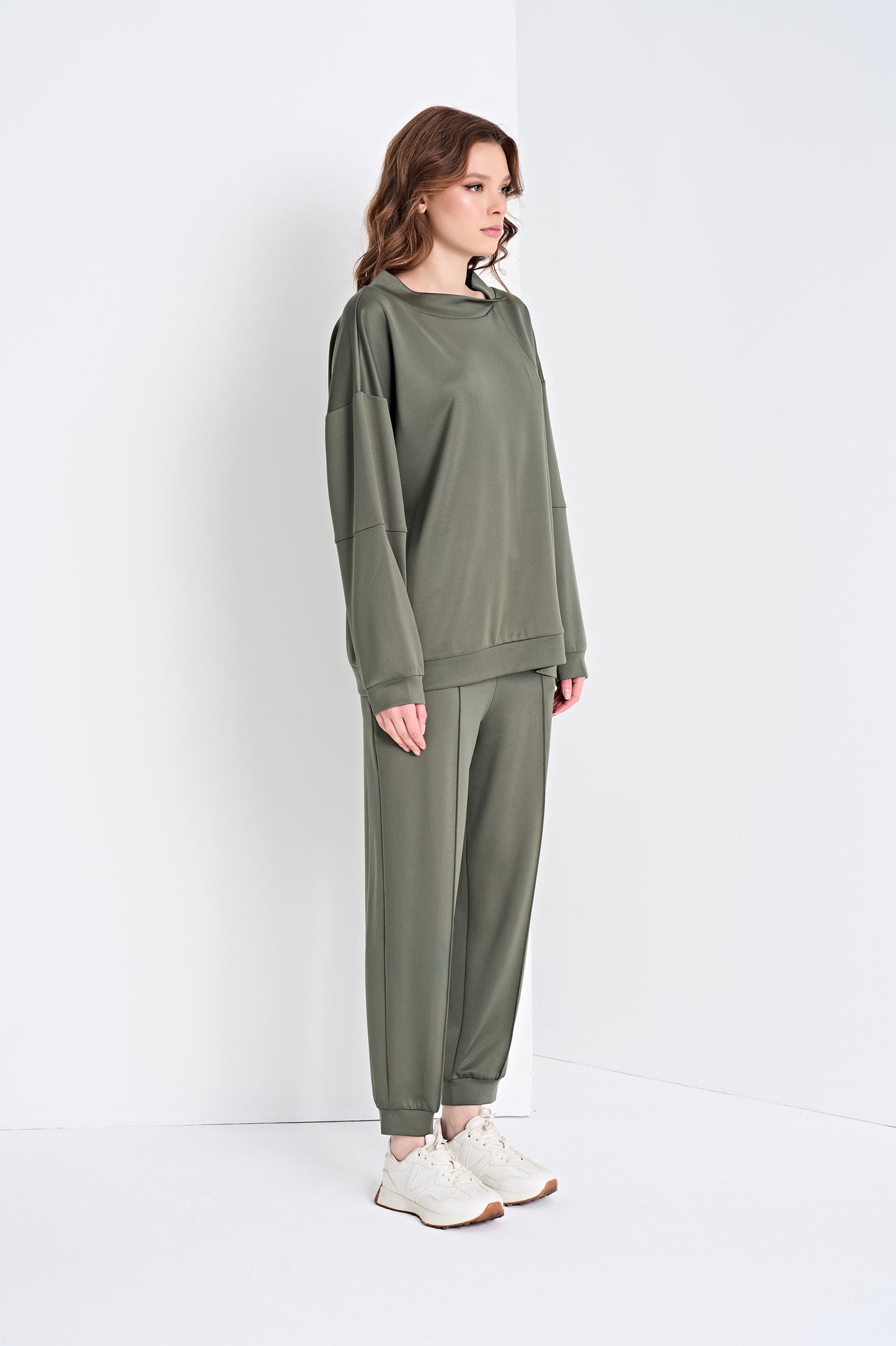 Relaxed Fit Sweatshirt and Joggers Set (Top)